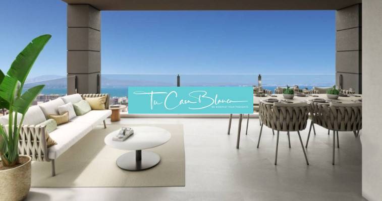 Die Veranda der Ferienwohnung in Torrevieja mit Meerblick und komfortablen Sitzgelegenheiten.