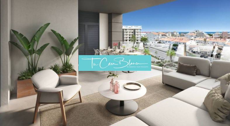 Balkon einer Ferienwohnung in Torrevieja mit Blick auf die Stadt und das Meer.