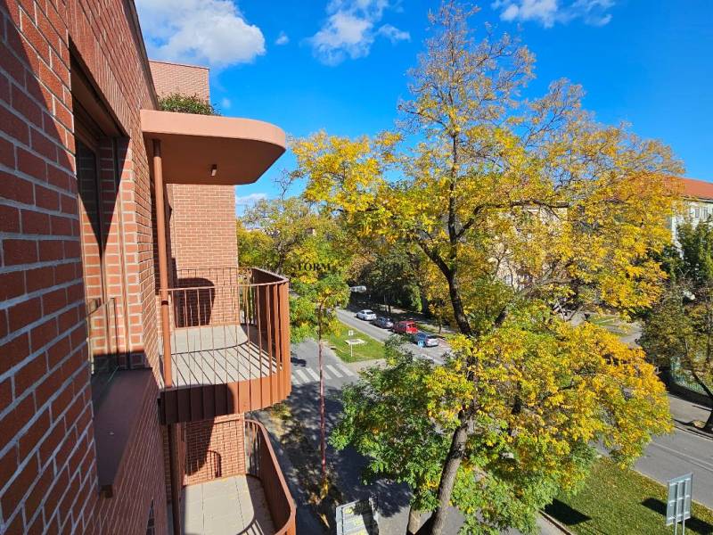 Blick vom Balkon eines Ziegelhauses auf die Straße in Bratislava - Ružinov, Košická.