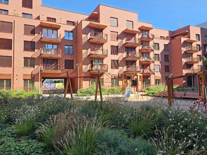 Wohnkomplex in Bratislava - Ružinov in der Košická Straße mit Spielplatz und Grünflächen.