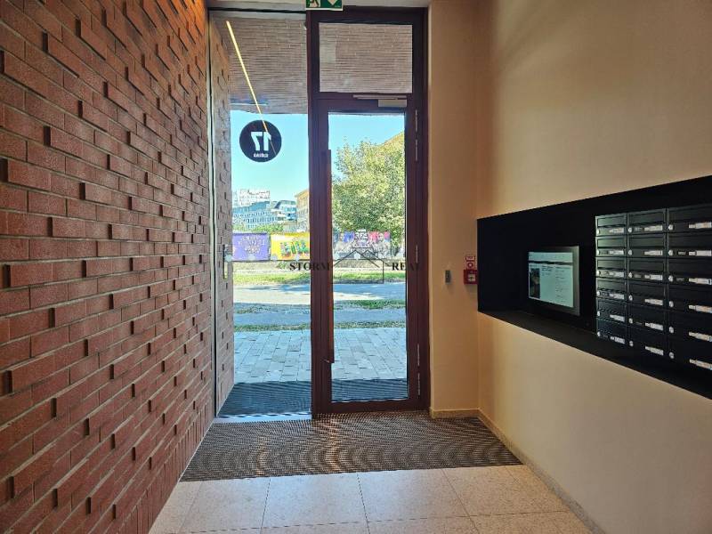 Eingangshalle mit Briefkästen und Ziegelwand in der Košická Straße, in Bratislava - Ružinov.