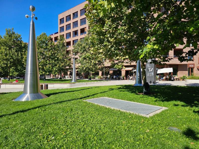 Grünflächen und Metallskulpturen vor einem Gebäude in Bratislava - Ružinov in der Košická Straße, 3-Zimmer-Wohnung.