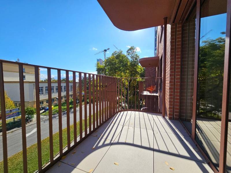 Balkon einer Einzimmerwohnung mit Blick auf die Košická-Straße in Bratislava - Ružinov.