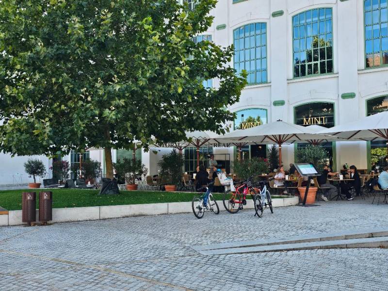 Das Äußere des Restaurants in Bratislava - Ružinov in der Košická Straße mit einem grünen Park.