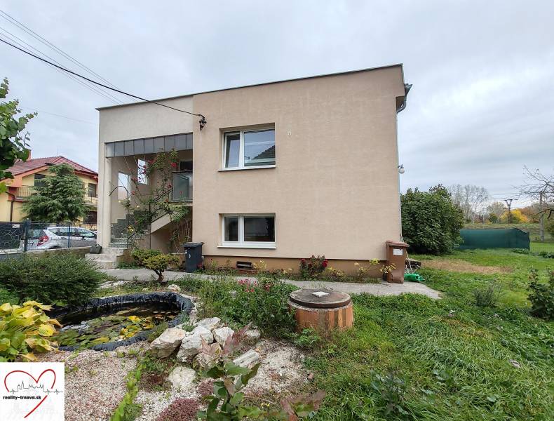 Einfamilienhaus in der Topoľová-Straße in Sereď mit Ziergarten und Teich.