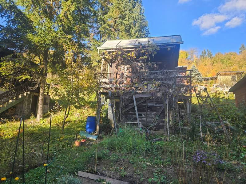 Hütte in Sadoch pod Dedovcom in Trenčianske Teplice, umgeben von Grün und Bäumen.
