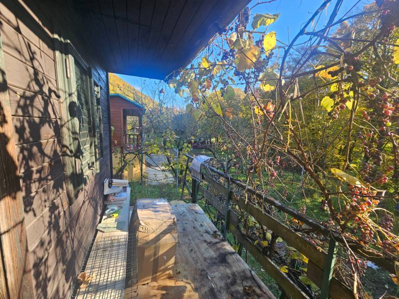 Ein Ferienhaus in der Gegend von Sady pod Dedovcom in Trenčianske Teplice, umgeben von Weinbergen und Grünflächen.