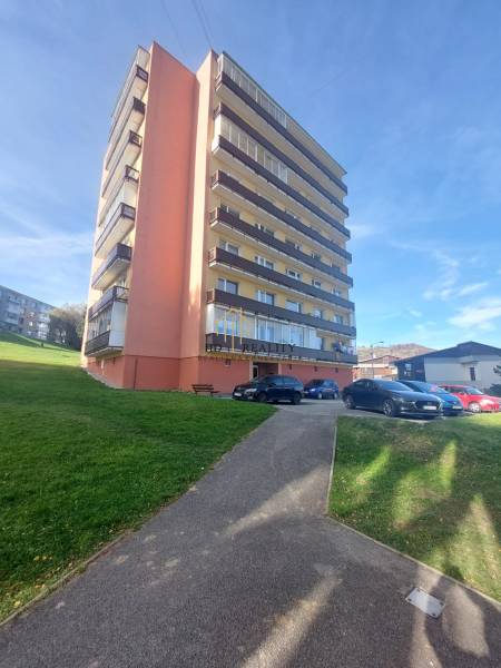 Das Wohnhaus in Tvrdošín in der Medvedzie-Straße bietet 3-Zimmer-Wohnungen mit Parkmöglichkeiten an.