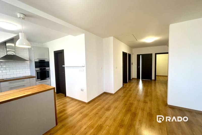 Küche in einem Einfamilienhaus mit Holzboden und weißen Wänden.