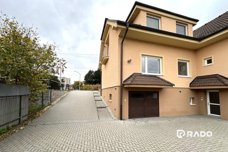 Ein Einfamilienhaus in Bolešov mit Zufahrtsstraße und angrenzendem Grün im Herbst.