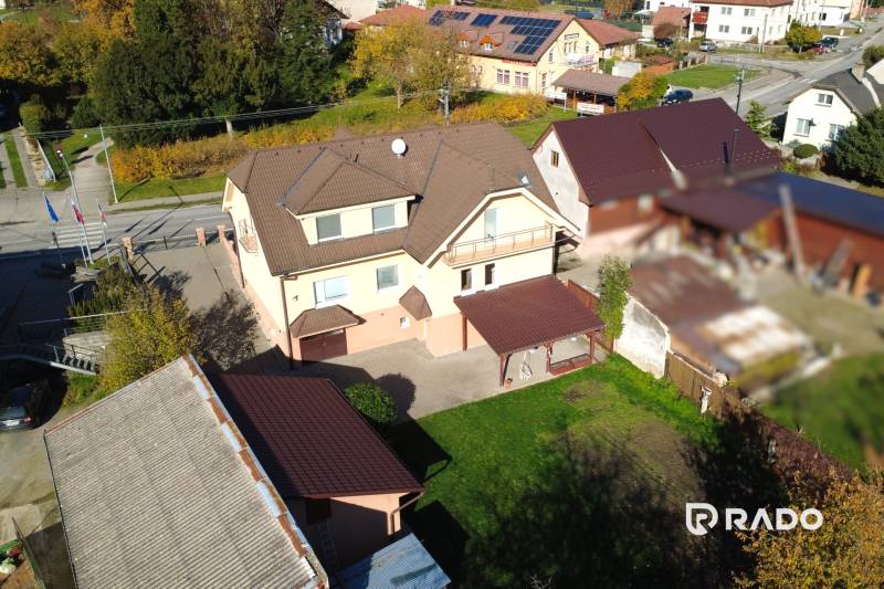 Ein Einfamilienhaus in Bolešov, umgeben von Grün, mit einem Hof und mehreren Anbauten.