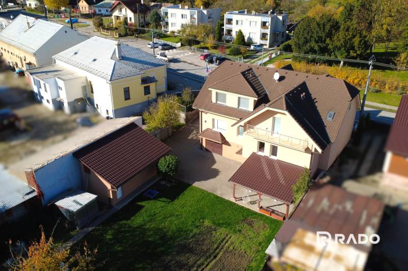 Einfamilienhaus in Bolešov mit Balkon, Garage und gepflegtem Hof.
