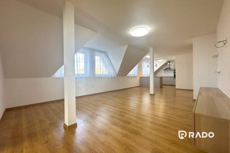 Dachboden mit Holzboden und Küche, Einfamilienhaus.