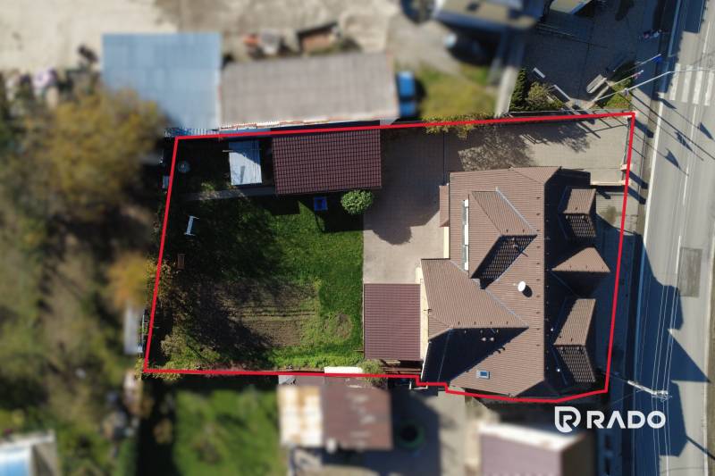 Luftaufnahme eines Einfamilienhauses in der Gemeinde Bolešov, umgeben von einem Garten und einer Zufahrtsstraße.