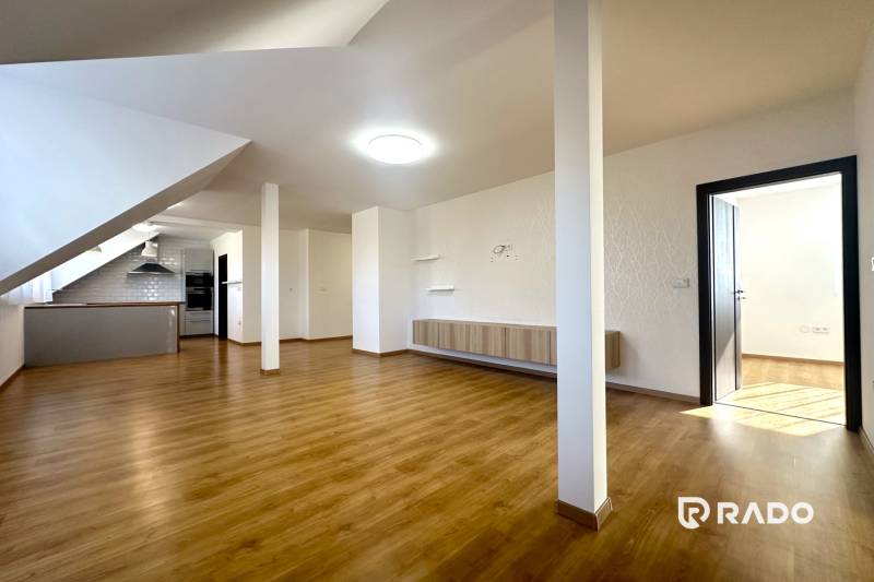 Wohnzimmer in einem Einfamilienhaus mit Küche und Holzboden.