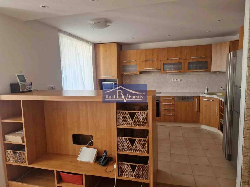 Küchenzeile mit Holzdekor und Stauraum in einer 2-Zimmer-Wohnung.