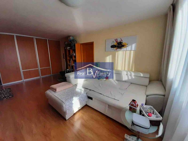 Helles Wohnzimmer in einer 2-Zimmer-Wohnung mit Holzboden und weißem Sofa.