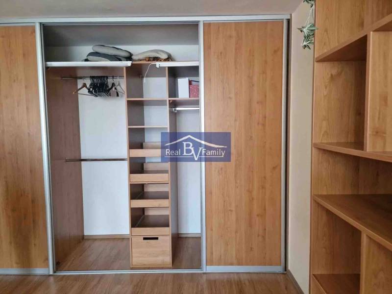 Einbauschrank mit Schiebetüren und Holzdekor in einer 2-Zimmer-Wohnung.