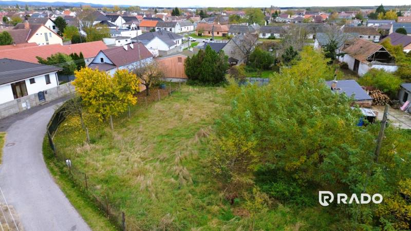 Grundstück in Gajary, vorgesehen für Wohnzwecke, umgeben von Häusern.