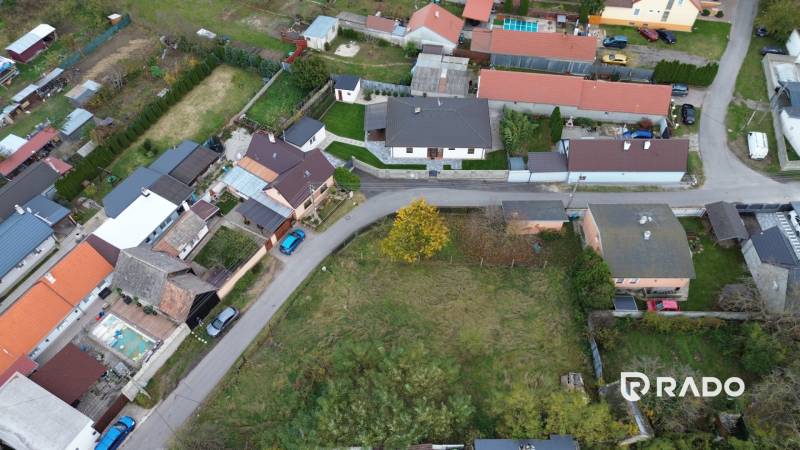 Luftaufnahme von Wohngebieten in Gajary mit angrenzender Straße und Häusern.