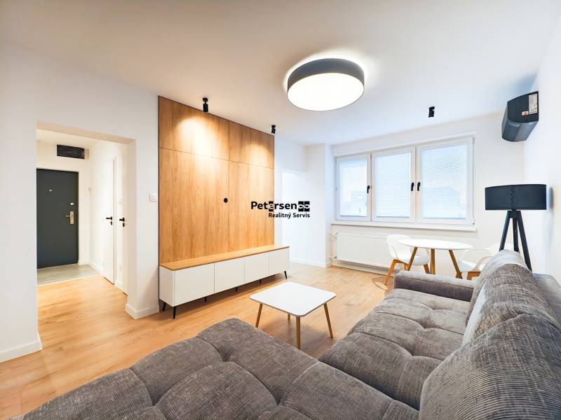 Wohnzimmer mit Sofa, Esstisch, Holzboden-Dekor in einer 2-Zimmer-Wohnung.