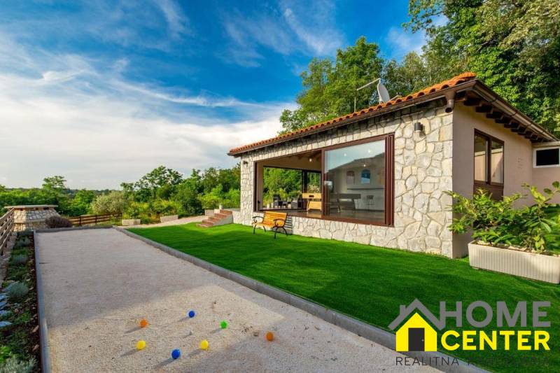 Steinvilla in Bale mit Petanqueplatz und gepflegtem Garten.