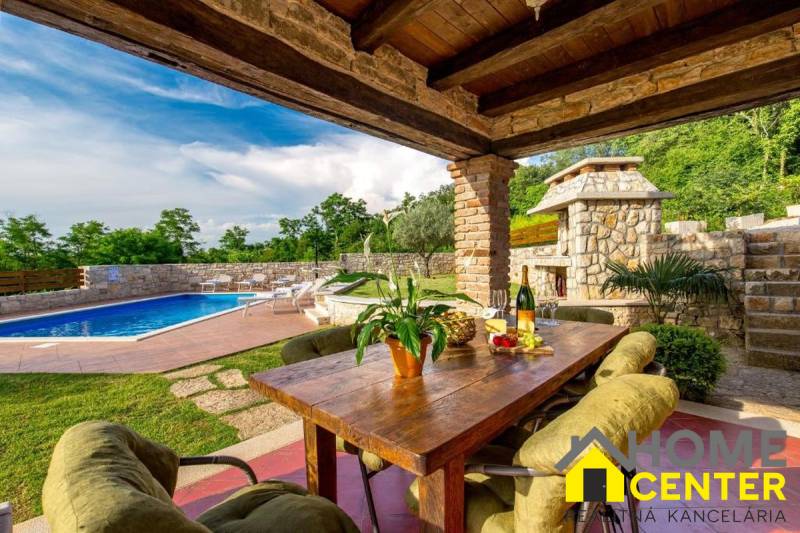 Außenbereich der Villa in der Stadt Bale mit Pool, Tisch und natürlichen Details.