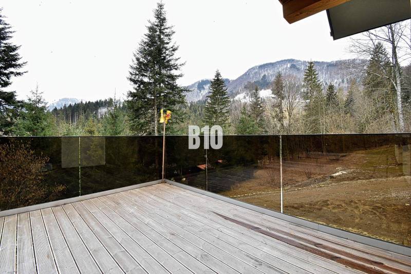 Eine Hütte in Terchová mit Terrasse bietet Blick auf schneebedeckte Berge und Wälder.