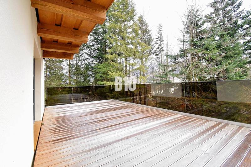 In Terchová finden Sie eine Hütte mit Terrasse und Holzboden, umgeben von Wald.