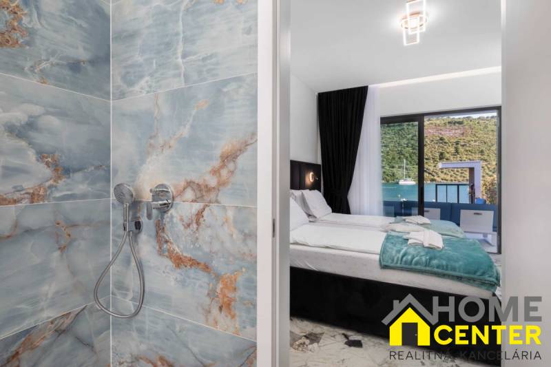 Badezimmer mit Marmorfliesen und Schlafzimmer in einer Villa mit Meerblick.