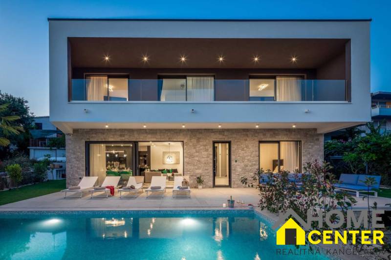 Eine Villa in Bale mit Pool und Terrasse, umgeben von Grünflächen und Erholungsbereichen.