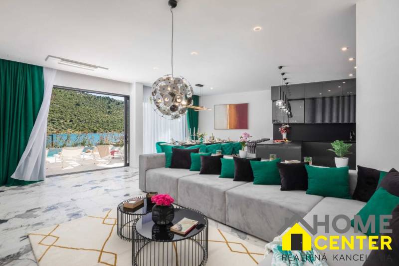 Geräumiges Wohnzimmer der Villa mit Blick auf den Pool und die natürliche Umgebung.