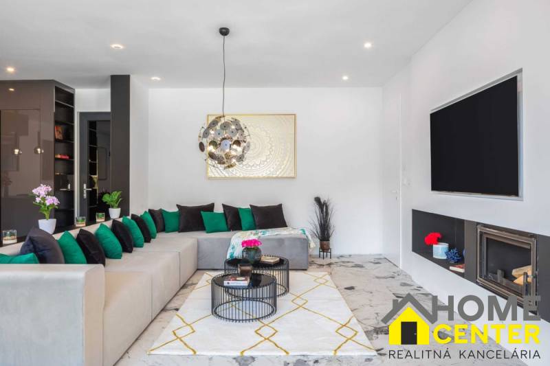 Wohnzimmer mit bequemer Couch, Kamin und Dekorationen in der Villa.