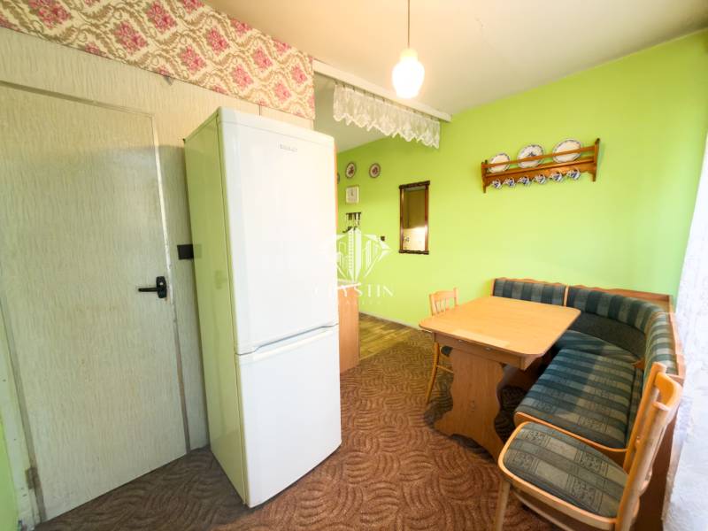 Essbereich mit Sitzgarnitur und Tisch in einer 3-Zimmer-Wohnung.