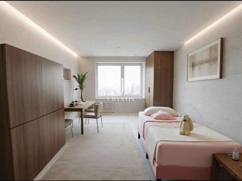 Schlafzimmer in einer 3-Zimmer-Wohnung mit Bett, Schreibtisch und Bodenbelag in Holzoptik.