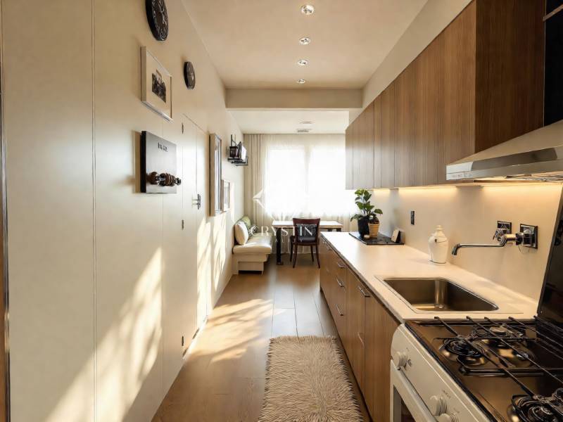 Gemütliche Küche in einer 3-Zimmer-Wohnung mit Holzboden und moderner Ausstattung.