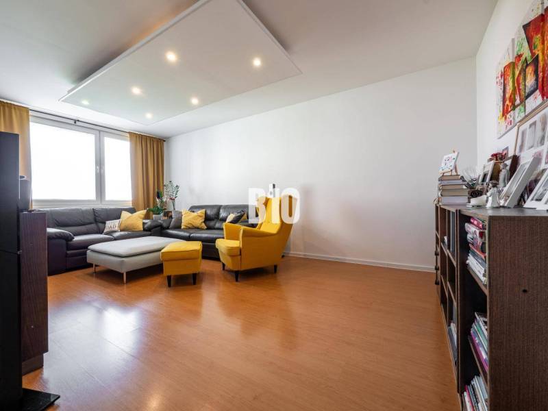 Wohnzimmer in einer Vierzimmerwohnung mit Holzboden und bequemen Möbeln.