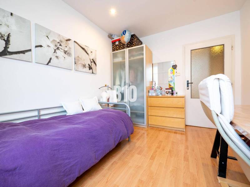 Ein Zimmer in einer 4-Zimmer-Wohnung mit einem Einzelbett, einem Schrank und einem Boden mit Holzdekor.