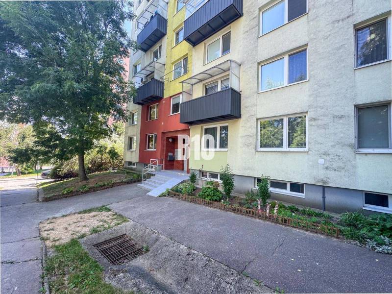 In Nitra befindet sich ein Wohnhaus mit einer interessanten farbigen Fassade in der Nähe von Grünflächen.