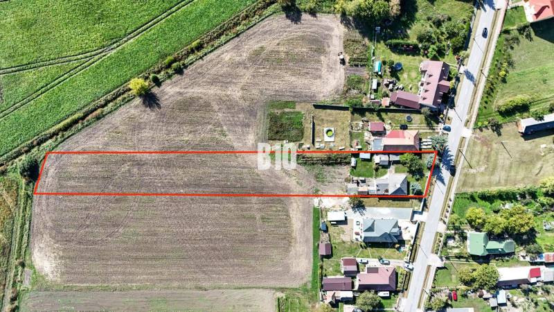 Luftaufnahme des Grundstücks und der Einfamilienhäuser in Ondrejovce.