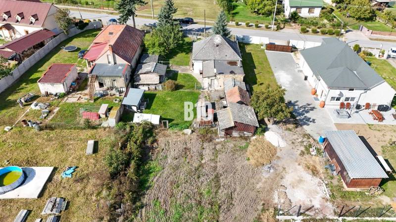 Luftaufnahme von Einfamilienhäusern und Gärten in Ondrejovce.