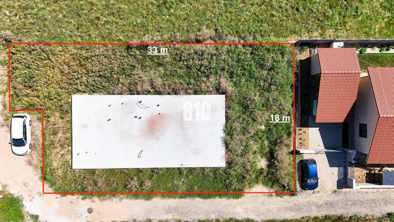 Grundstücke in Čeľadice geeignet zum Wohnen, mit Blick auf das Nachbargebäude.