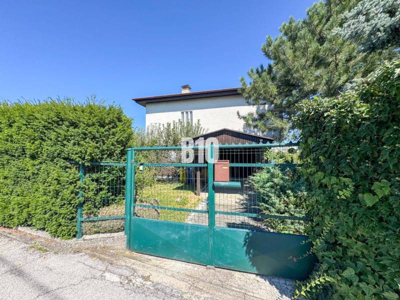 Einfamilienhaus in der Kamenna-Straße in Nitra mit Gartentor und Grünflächen.