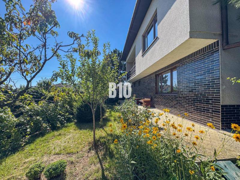 Ein Einfamilienhaus in der Kamenna-Straße in Nitra mit gepflegtem Garten und Terrasse.
