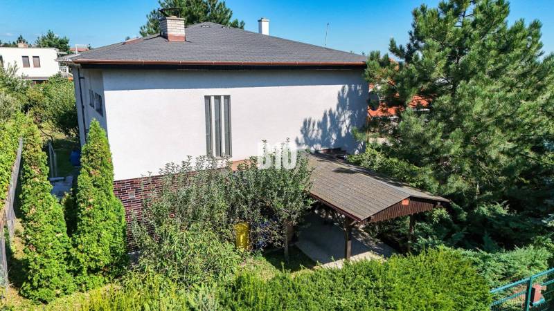 Das Einfamilienhaus in der Kamenna-Straße in Nitra ist von Zierbäumen und Grünflächen umgeben.
