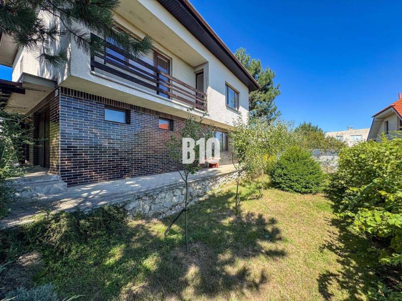 Einfamilienhaus in der Kamenna-Straße in Nitra mit Rasen im Garten und Terrasse.