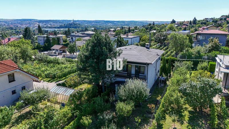 Ein Blick auf das Einfamilienhaus in der Kamenna-Straße in Nitra, umgeben von Grün und Stadtpanorama.
