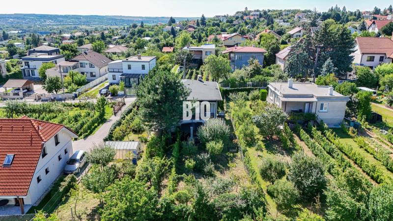 Luftaufnahme eines Einfamilienhauses in der Kamenna-Straße in Nitra, umgeben von Grünflächen und einem Garten.