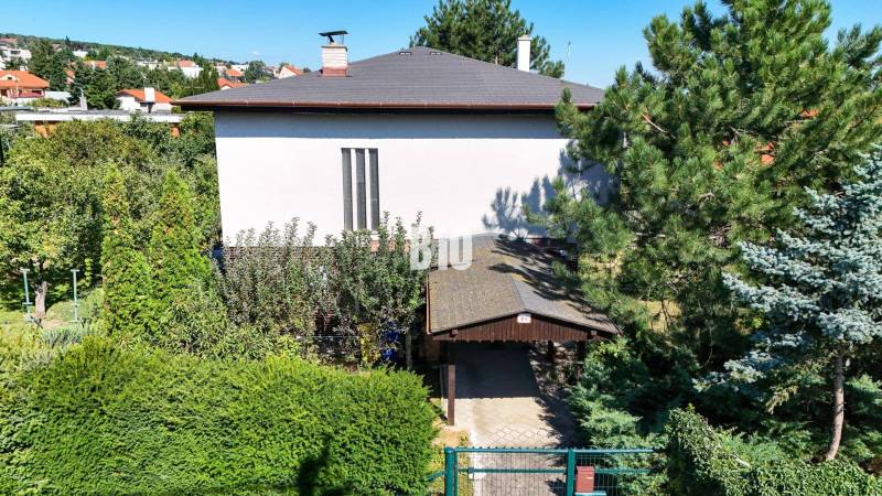 Ein Einfamilienhaus in der Kamenna-Straße in Nitra, umgeben von Grün und Bäumen.