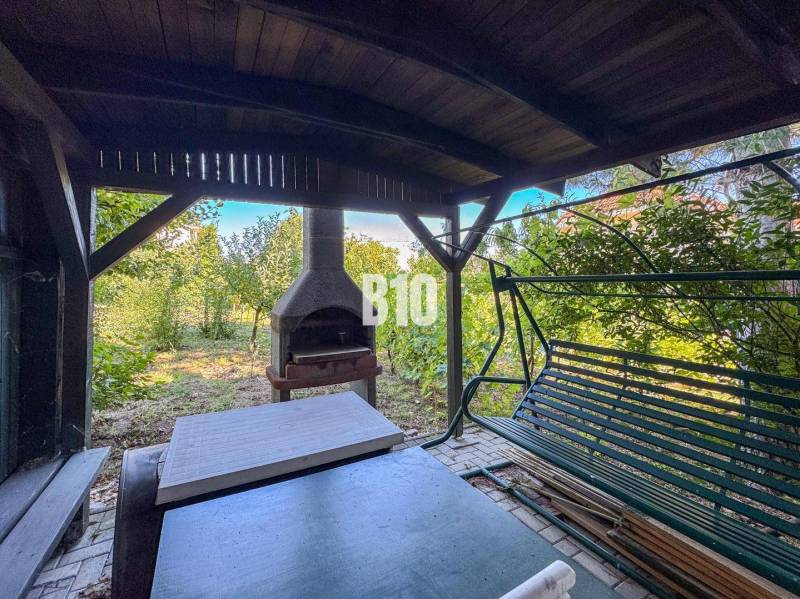 Garten im Einfamilienhaus in der Kamenna-Straße in Nitra mit Gartenkamin und Schaukel.